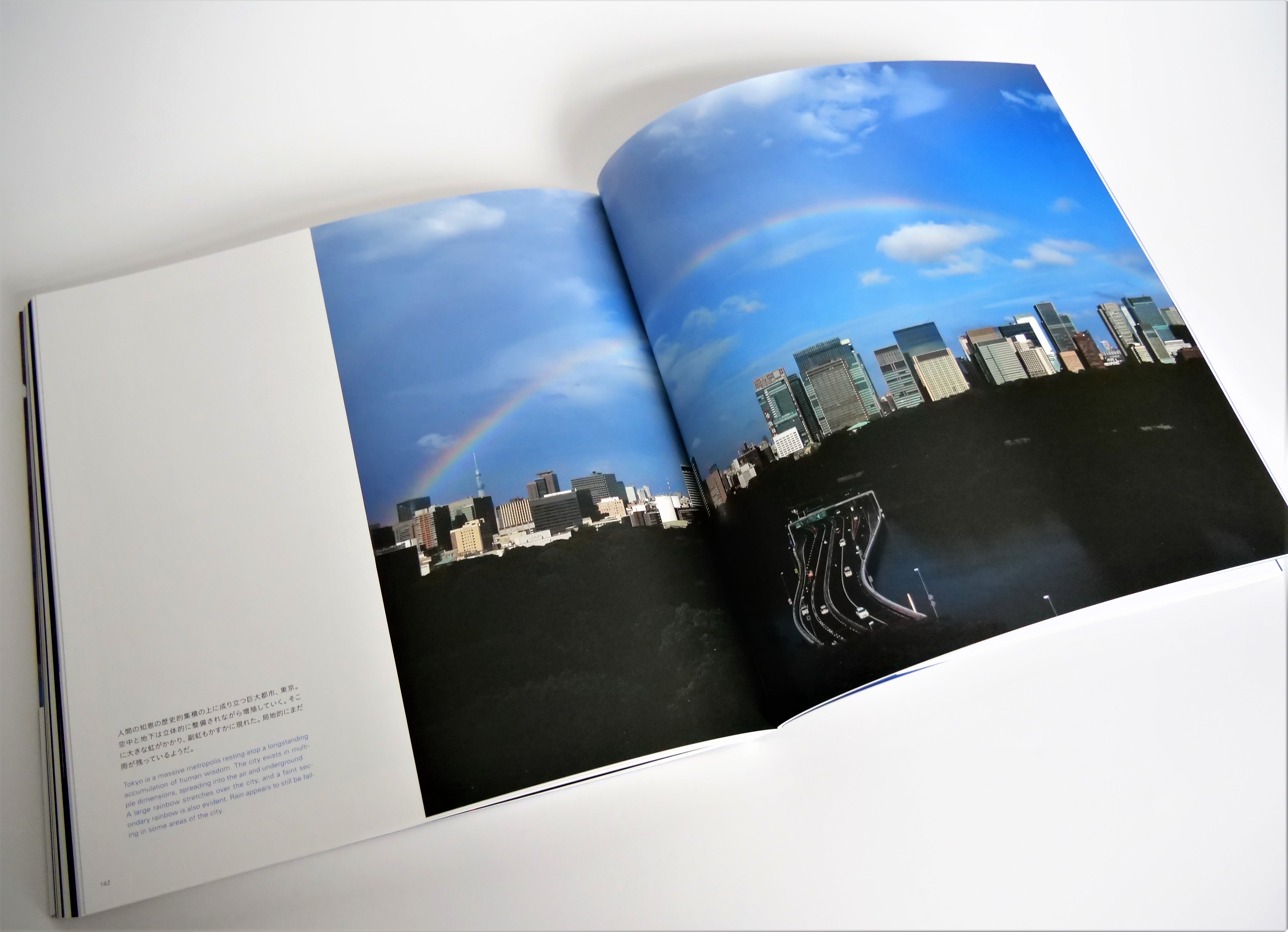 現実と非現実の境を漂い、変幻する都市をあぶり出す…現代社会を見事にとらえた写真集 - 東京印書館 | 写真集・展覧会図録・絵本・その他印刷物の企画制作|  TOKYO INSHOKAN PRINTING CO.