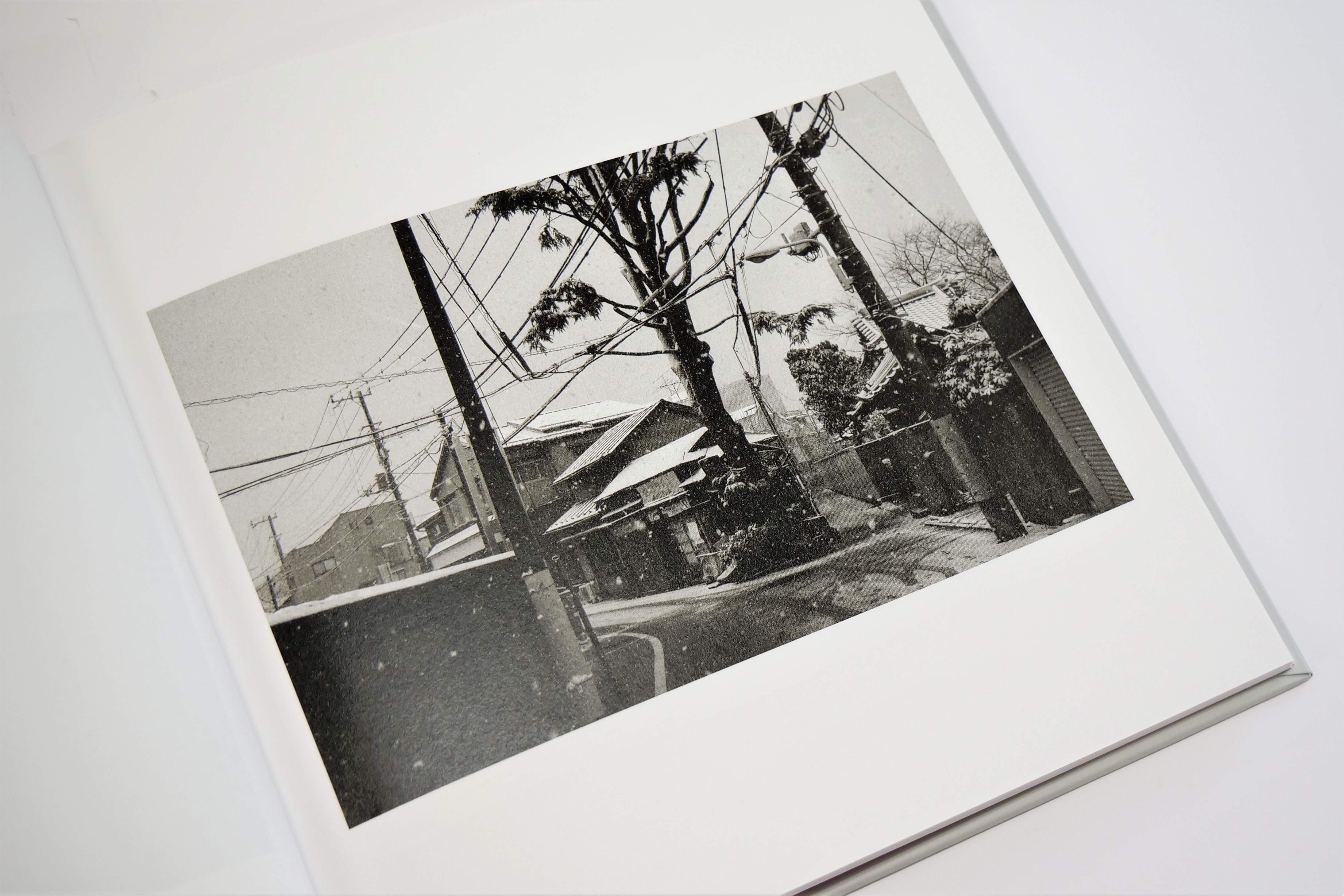 東京下町を外国人写真家のフィルターを通して追体験する写真集。ウォームトーンのグレーで暖かみのある印象に - 東京印書館 | 写真集・展覧会図録・絵本・その他印刷物の企画制作|  TOKYO INSHOKAN PRINTING CO.