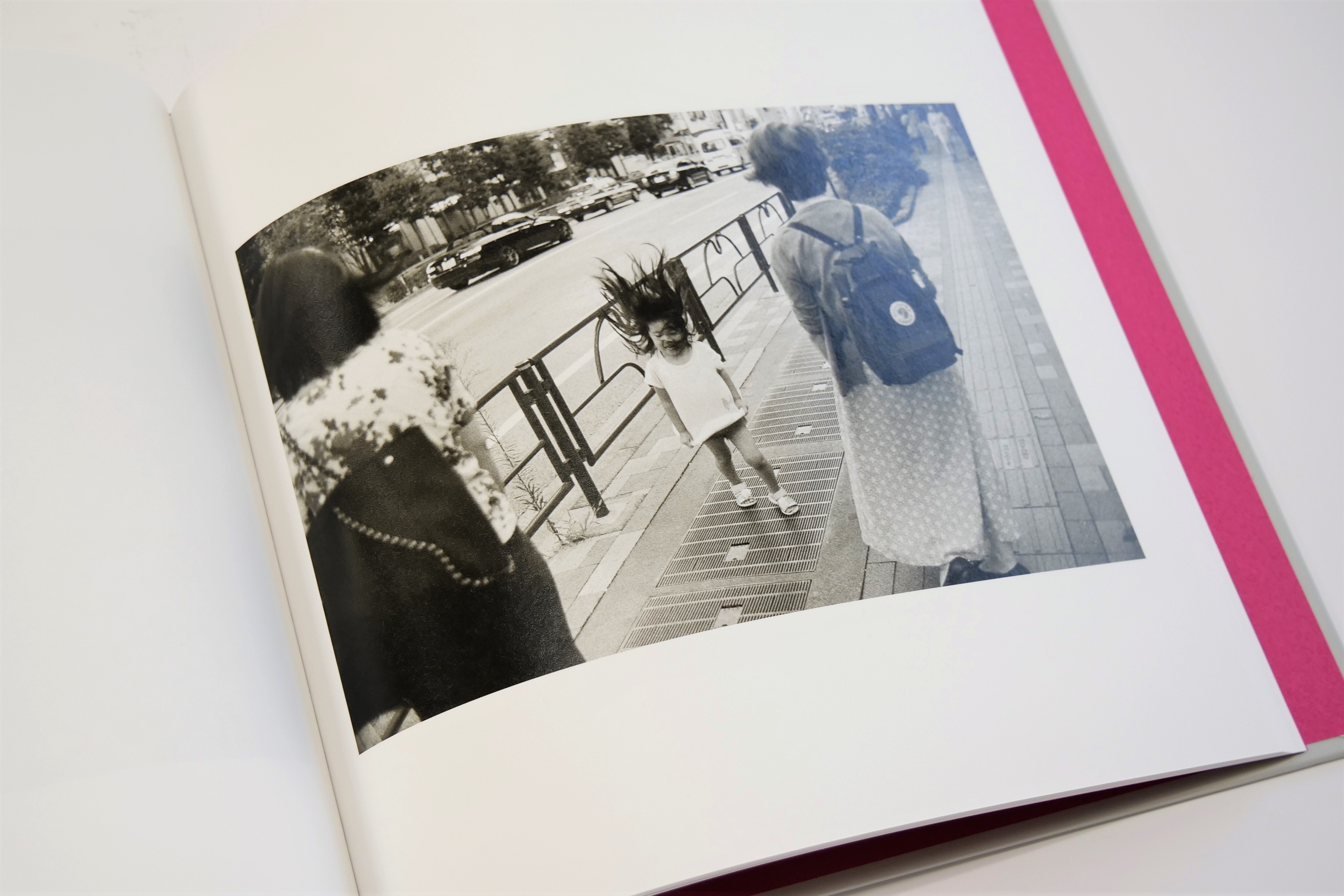 東京下町を外国人写真家のフィルターを通して追体験する写真集。ウォームトーンのグレーで暖かみのある印象に - 東京印書館 | 写真集・展覧会図録・絵本・その他印刷物の企画制作|  TOKYO INSHOKAN PRINTING CO.