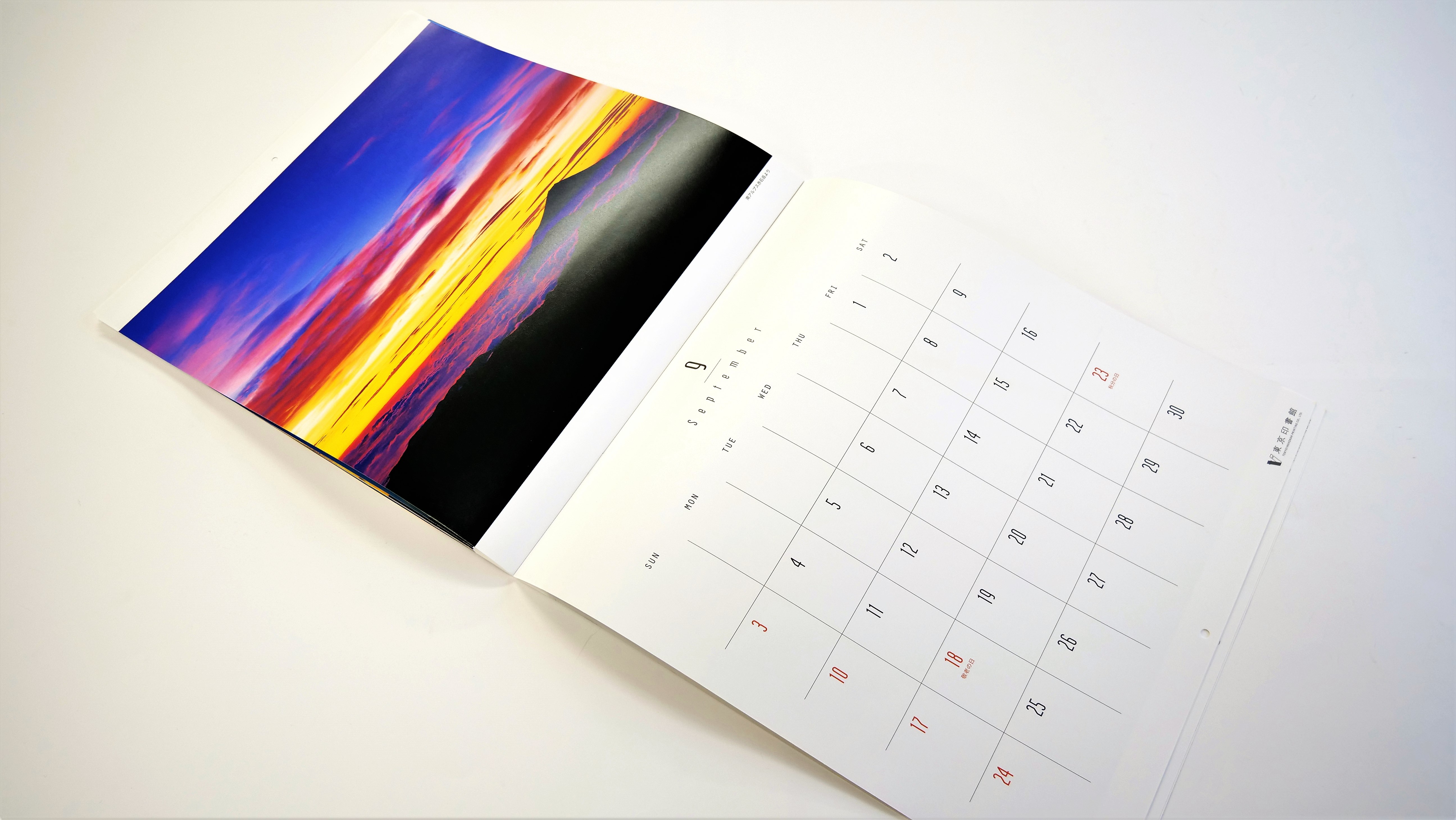 日々違う表情を見せる壮麗な富士山カレンダー。ブロードインキで高発色を再現 - 東京印書館 | 写真集・展覧会図録・絵本・その他印刷物の企画制作|  TOKYO INSHOKAN PRINTING CO.